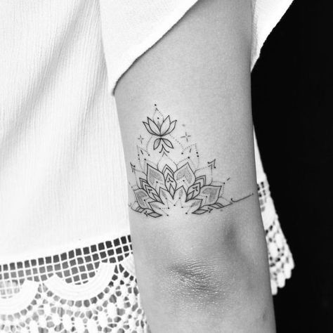 lotus-flower-back-tattoos-for-girls-arm-white-top-black-background Small Tattoos For Girls, Lotusblume Tattoo, Tattoo Placements, Tattoo Diy, Unique Small Tattoo, Polynesian Tattoos, Shape Tattoo, Small Tattoos With Meaning, Tattoos For Girls