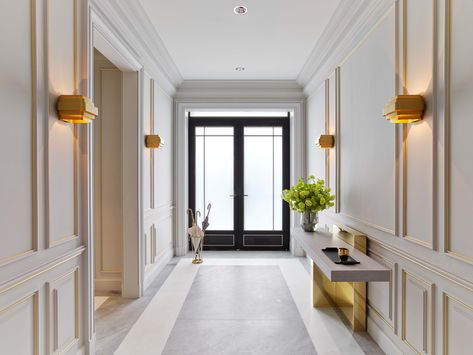 By Meyer Davis. Upper East Side, Manhattan #nyc #residentialdesign Nyc Townhouse Interior, Townhouse Entry, Upper East Side House, Manhattan Apartment Interior, Upper East Side Townhouse, Meyer Davis, East Hampton Houses, West Village Townhouse, Upper East Side Apartment