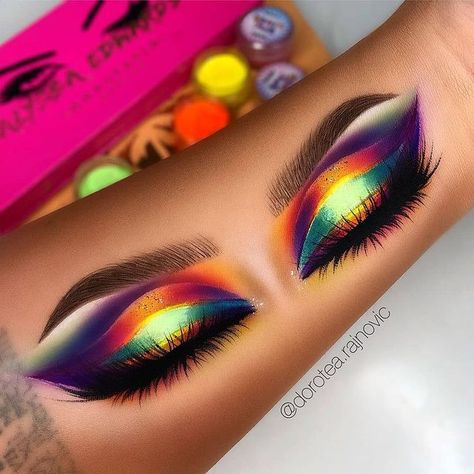 Pretty Lipstick, Eyeshadow Designs, Alyssa Edwards, Vibrant Makeup, Beginners Eye Makeup, Carnival Makeup, Doll Eye Makeup, Makeup For Black Skin, Makeup News