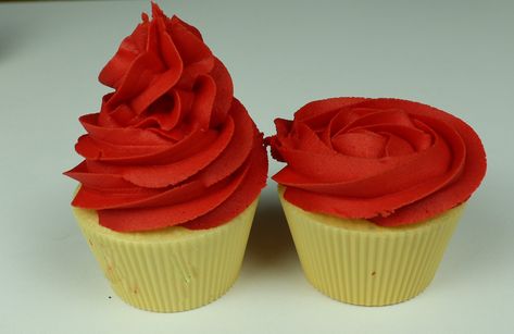 How To Make Red Buttercream Frosting, How To Make Red Frosting, Maroon Frosting How To Make, Natural Red Frosting, How To Make Flesh Colored Frosting, Red Buttercream Flowers, Red Buttercream, Red Frosting, Red Icing