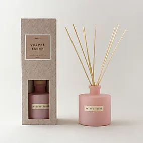 Diffuser Packaging Design, Diffuser Packaging, Reed Diffuser Packaging, Reed Diffuser Decor, Oil Rack, Shampoo Packaging, Diy Aromatherapy Candles, Reed Diffuser Oil, Fendi Casa