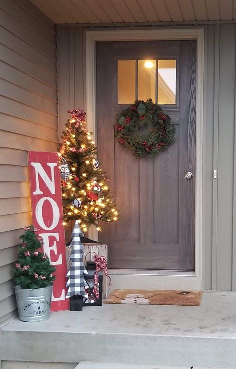 Christmas Decor Apartment Door, Front Steps Christmas Decorations, Outdoor Christmas Decorations Apartment, Front Step Christmas Decorations, Simple Front Porch Christmas Decor Ideas Farmhouse, Rustic Front Porch Christmas Decor, Apartment Front Door Christmas Decor, Front Step Christmas Decor, Easy Front Porch Christmas Decor