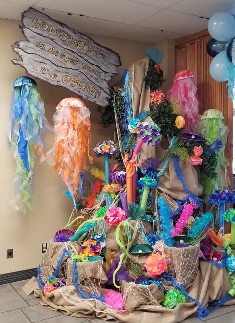 Under the Sea preschool graduation. Dollar tree pool noodles, coffee filters and clam pie plates. Under The Sea Preschool, Homecoming Hallways, Vbs Ocean Theme, Table Decorations Party, Sea Clams, Ocean Vbs, Scuba Vbs, Ocean Table, Under The Sea Decorations