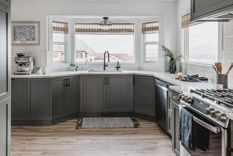 Sink In Bay Window Kitchen, Bay Kitchen Window Ideas, Kitchens With Bay Windows, Bay Window In Kitchen, Bay Window Kitchen, 90s Kitchen, Colonial Interiors, Olive Green Kitchen, Kitchen Bay Window