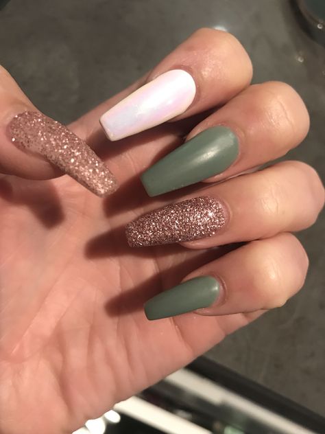 Matte Olive Green Nails With Gold, Olive Green And Rose Gold Nails, Olive Green Dip Nails, Sage Green And Rose Gold Nails, Rose Gold And Green Nails, Green Gold And White Nails, Green And Rose Gold Nails, Coffin Shaped Acrylic Nails, Aesthetic Acrylic Nails