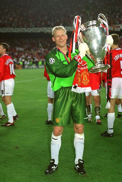 Peter Bolesław Schmeichel ( born 18 November 1963) is a Danish retired professional footballer who played as a goalkeeper, and was voted the "World's Best Goalkeeper" in 1992 and 1993. He is best remembered for his most successful years at English club Manchester United, whom he captained to the 1999 UEFA Champions League to complete the Treble, and for winning UEFA Euro 1992 with Denmark. Peter Schmeichel, Sporting Legends, Manchester United Legends, Manchester United Players, Fc Chelsea, Best Football Players, Manchester United Football Club, Manchester United Football, World Football