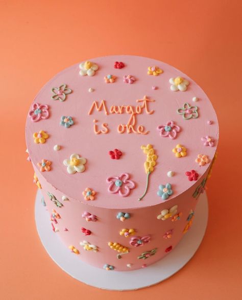 Cute 2nd Birthday Cake, 1st Birthday Party Things To Do, Two Cute Birthday Cake, May Birthday Aesthetic, Daisy Bday Cake, Baby’s 1st Birthday Cake Ideas, Pastel Birthday Cake Ideas, Silver And Pink Birthday Cake, Shared Birthday Cake Ideas