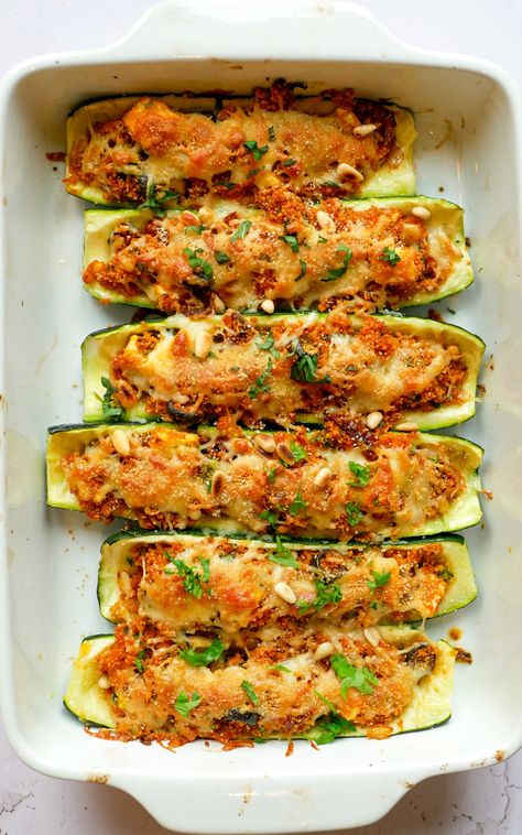 Gefüllte Zucchini mit Feta und Couscous - super lecker! - Shibas Kitchen Zucchini Feta, Stuffed Zucchini, Low Carb Zucchini, Low Carb Vegan, Fall Dinner, Yummy Lunches, Eat Smart, Health Eating, Meat Free