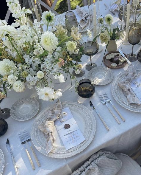 Wedding Table Decorations Elegant Modern, European Tablescape, Wedding Table Decor Simple, Bridal Table Decorations Receptions, White Tablecloth Wedding, Lace Wedding Table Decor, Small Wedding Aesthetic, Round Table Wedding Centerpieces, Organic Table Setting