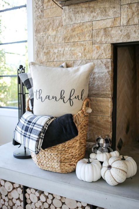 Fall Farmhouse Decor, Fall Room Decor, Fall Fireplace, Decoration Vitrine, Fall Entryway, Fall Mantle, Fall Living Room, Fall Decor Inspiration, Fall Farmhouse