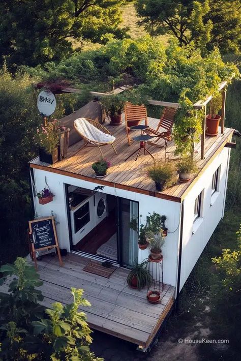 Tiny Homes With Courtyard, Container Homes With Courtyard, Tiny House Wardrobe Ideas, Tiny House Flat Roof, Bamboo Tiny House, Tiny House Tropical, Tiny Home Interior Ideas, Roof Courtyard, House Loft Ideas