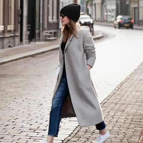 coat gris streetstyle manteau long tendance automne Grey Coat Outfit, Moda Over 40, Casual Chique Stijl, Long Grey Coat, Outdoor Outfits, Pijamas Women, Winter Coat Outfits, Long Winter Coats, Coat Style