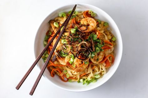 Why splurge on a night out when you can make a delectable dinner at home. Street Noodles Recipe, Singapore Street Noodles Recipe, Singapore Street Noodles, Street Noodles, Singapore Street, Crispy Honey Chicken, P F Chang, Pf Chang, Spicy Green Beans