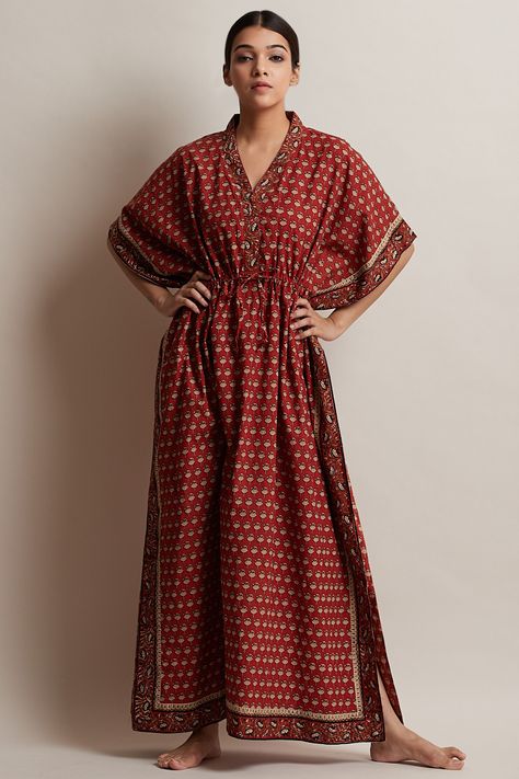 Kaftan Night Dress, Kaftan Outfit, Red Kaftan, Indian Kaftan, Farida Gupta, Gaun Koktail, Kaftan Pattern, Cotton Night Dress, Cotton Blouse Design