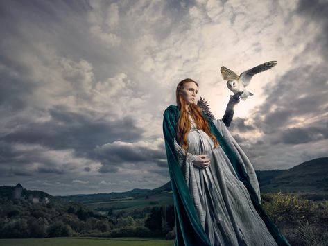 An other amazing #vonwong #photoshoot - Pregnant Eva Creel posing with an owl - #portrait #photography Warrior Maternity Shoot, Viking Maternity Shoot, Pregnant Viking, Fantasy Maternity Shoot, Witch Shoot, Owl Portrait, Viking Cosplay, Inspiration Photoshoot, Maternity Shoots