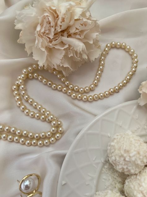 Perle Aesthetic, Vintage Pearls Aesthetic, Pencil Reference, Pearls Aesthetic, Cny 2024, Pearl Jewelery, Pearl Aesthetic, Pearls Photography, Sea Aesthetic