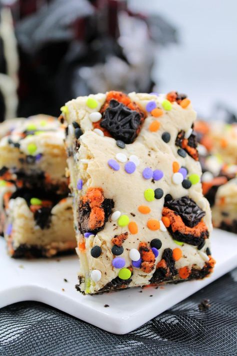 Halloween Oreo Cake Bars Halloween Oreo Cake, Simple Oreo Cake, Recipes For A Potluck, Halloween Cookie Bars, Halloween Themed Recipes, Pumpkin Poke Cake, Halloween Party Desserts, Oreo Cookie Cake, Desserts Party