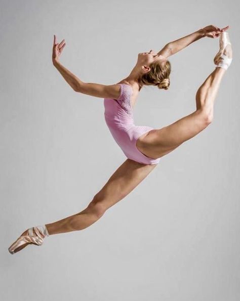 Ballet Dance Photography, Dance Picture Poses, Dancer Photography, Ballet Pictures, Dance Photography Poses, Ballet Poses, Ballet Inspiration, Ballet Photos, Ballet Photography