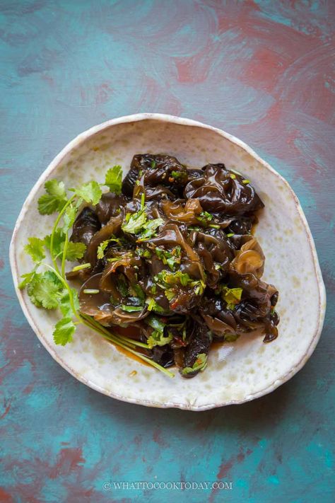 Wood Ear Mushroom/Black Fungus Salad (凉拌木耳) Wood Ear Mushroom Salad, Woodear Mushroom Recipes, Wood Ear Mushroom Recipe, Black Fungus Recipe, Wood Ear Mushroom, Banchan Recipe, Bean Sprout Recipes, Fungi Recipe, Ear Mushroom