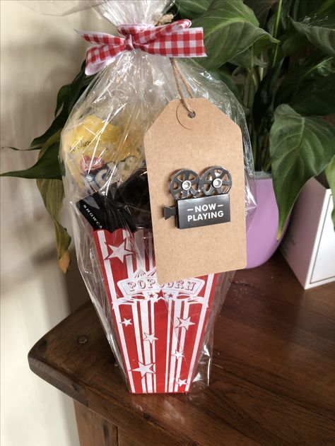 Cinema gift hamper Hollywood Gifts Ideas, Cinema Gift Basket, Cinema Gift Ideas, Netflix Gift Basket, Bucket Gift Ideas, Cinema Gift, Gift Card Basket, Bucket Gifts, Netflix Gift