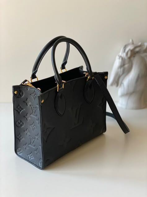 Branded Bags For Women, Big Designer Bags, Big Purse, Leather Bag Design, Expensive Bag, Luxury Tote Bags, Luxury Bags Collection, Handbag Essentials, Girly Bags