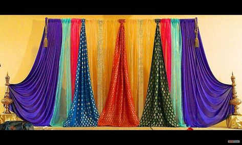 Navratri Stage Decoration Ideas, Navratri Backdrop Ideas, Sankranthi Decoration, Diwali Backdrop, Jaggo Night, Mehndi Stage, Indian Wedding Receptions, Peach Wedding Invitations, Mehndi Function