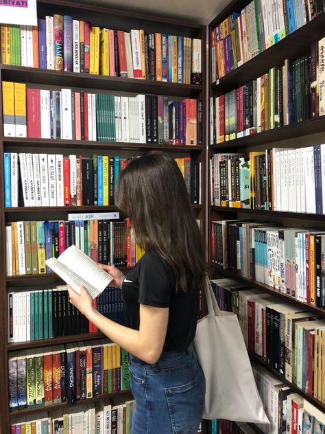 Library Date Aesthetic, Bookstore Photoshoot, Dark Photo Ideas, Bookstore Aesthetic, Pics Poses, Library Date, Library Photos, Face Ideas, Instagram Feed Layout