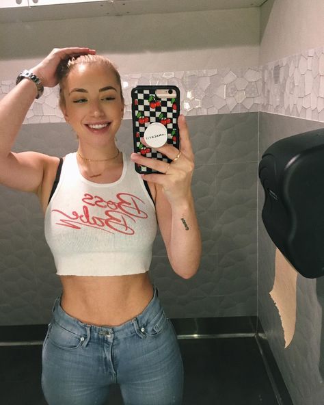 163.5k Likes, 1,046 Comments - Anastasia Karanikolaou (@stassiebaby) on Instagram: “she smiles” Anastasia Karanikolaou, Hipster Girls, Crop Top Casual, Girls Style, T-shirts & Tank Tops, Sleepwear Women, Everyday Fashion, A Woman, Casual Fashion