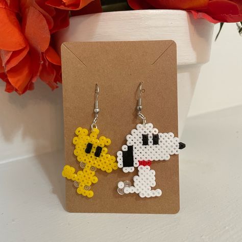 Kc Chiefs Perler Beads, Peanuts Perler Beads, Snoopy Perler Bead Pattern, Perler Bead Earrings Patterns, Snoopy Perler Beads, Mini Perler Beads Ideas, Mini Perler Bead Patterns, Perler Beads Earrings, Beaded Snoopy