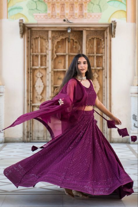 Purple Chikankari Lehenga, Lehenga Accessories, Indian Bridesmaid Outfits, Lehenga Patterns, Shaadi Vibes, Lehenga Purple, Lehenga Inspiration, Choli Blouse Design, Purple Lehenga