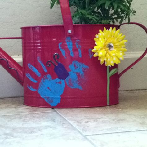 DIY Watering Can  Buy watering can- paint kids hands with craft paint and create! Add plant/flowers to make into a planter! Diy Watering Can, Flowers To Make, Foot Print, Craft Paint, Baby Makes, Kid Crafts, Kids Hands, Watering Can, Hand Print