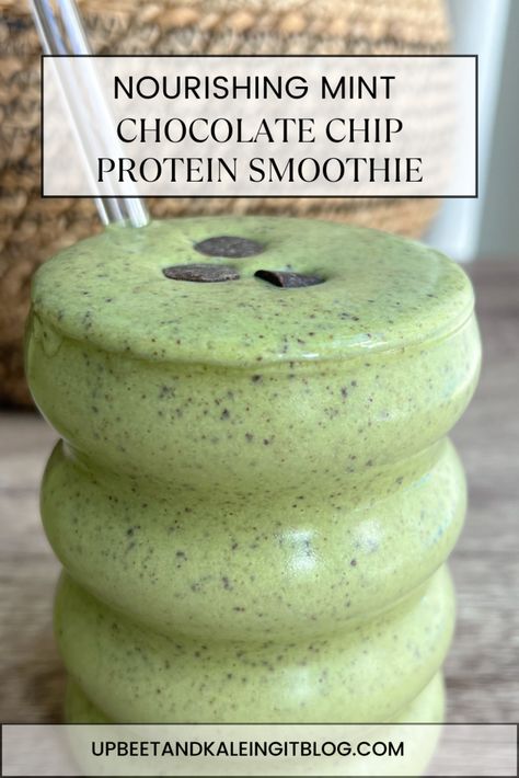 Nourishing Mint Chocolate Chip Protein Smoothie - Upbeet & Kaleing It Mint Smoothie Recipes, Mint Chip Smoothie, Mint Chocolate Chip Smoothie, Healthy Chocolate Smoothie, Chocolate Protein Smoothie, Protein Breakfast Smoothie, Lemon Raspberry Muffins, Mint And Chocolate, Cacao Smoothie