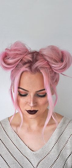 Say goodbye to boring hair and hello to fun with this space buns hairstyle tutorial. Recreate this look at home. It's super easy and only takes 5 minutes! Cooler Style, Space Buns, Hair Bun Tutorial, Club Hairstyles, Boring Hair, Hairstyle Tutorial, Grunge Hair, Haircut Ideas, Short Bob