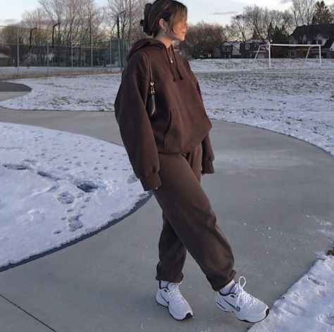 Brown Sweatpants Fit, Brown Sweat Set Outfit, Brown Sweatsuit Outfit, Brown Sweats Outfit, Brown Sweatpants Outfit, Brown Sweatpants Outfits, Abbie Core, Aritzia Sweatsuit, Sweatpants Outfit Fall