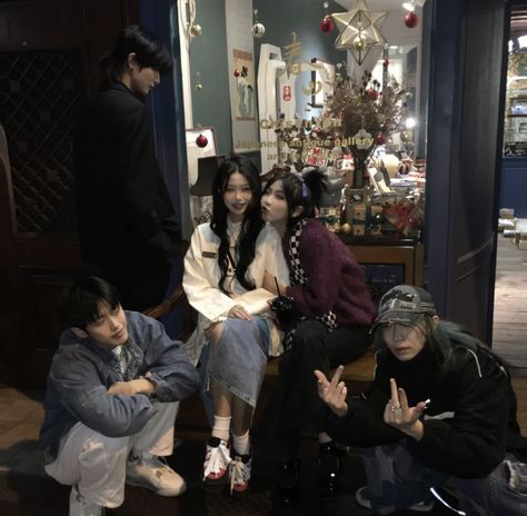 xiaohongshu friend group Douyin Friend Group, Group Band Photos, Five People Friend Group, A Group Of Friends Aesthetic, Korean Friends Group, Friend Group Of Four, Mha Group Photo, Making Friends Aesthetic, 5 People Group Photo