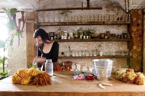 amy merrick - Google Search Floral Studio Work Spaces, Florist Studio Workspace, Amy Merrick, Flower Shop Display, Studio Workspace, Flower Shop Interiors, Florist Studio, Flower Room, Flower Shops