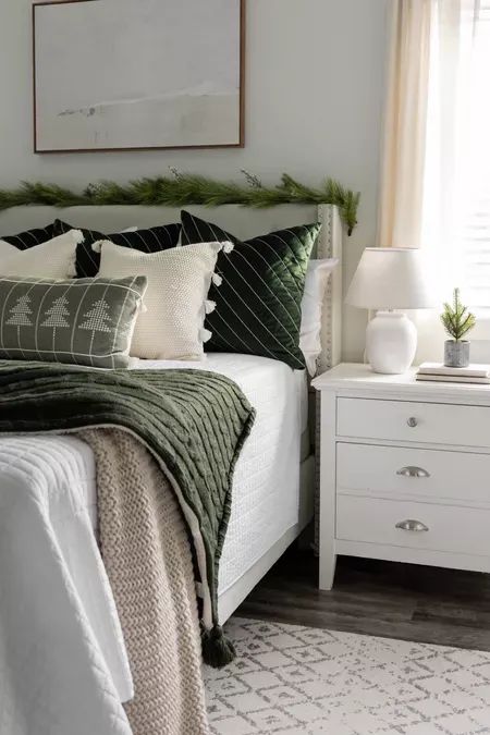 Christmas Bedding Grey, Modern Christmas Bedding, White Comforter With Green Accents, Green And White Christmas Bedroom Decor, Christmas White And Green, Green And Gray Christmas Decor, Green Christmas Bedroom Decor, Simple Christmas Bedroom Decor, Green Christmas Bedding