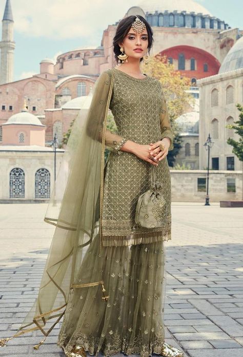 Ditch The Usual Bridal Outfits For These Gorgeous Sharara Suit Designs Green Sharara, Orang India, Gharara Suits, Embroidered Sharara, Sharara Designs, Desi Dress, Sharara Suit, Salwar Kamiz, Desi Clothes