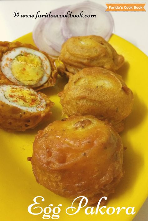 Halve the egg bonda sprinkle red chilli powder and serve hot pakora with onions and lemon wedges Egg Pakora, Egg Fritters, Spinach Fritters, Paneer Biryani, Pakora Recipe, Veg Biryani, Dum Biryani, Pakora Recipes, Red Chilli Powder