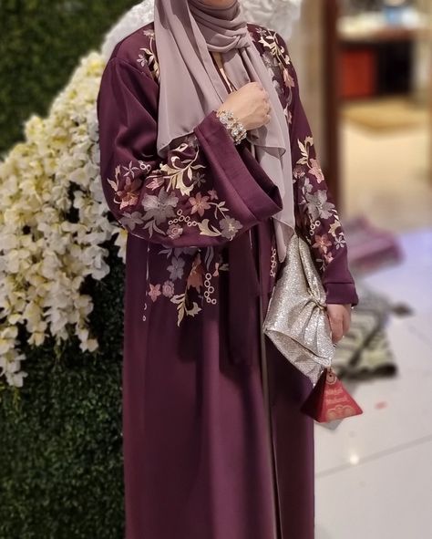 Abaya Colors, Stylish Abaya Designs, Islamic Clothing Women, Abaya Embroidery, Open Abayas, Materials Gown Style, Modesty Dress, Embroidered Abaya, Dress Bustle