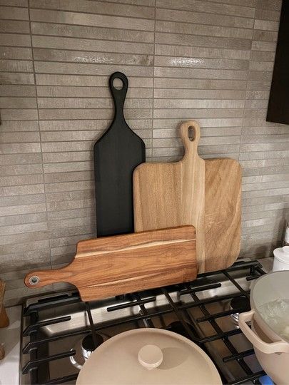 Chopping Board Display Kitchen, Wood Board Kitchen Decor, French Country Kitchen Backsplash, Country Kitchen Backsplash, Decor Above Kitchen Cabinets, Counter Top Decor, Stove Decor, Apartment 2023, Manchester House