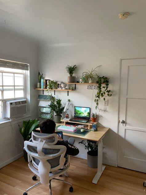 Manifesting Lifestyle, Cozy Desk Setup, Pretty Desks, Cozy Desk, Cozy Office, Office Guest Room, Gaming Room Setup, Workspace Design, Pc Setup