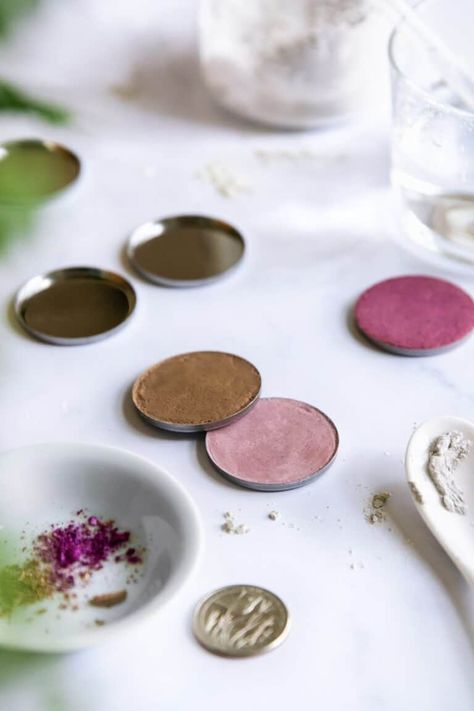 How to make pressed eye shadow Diy Eyeshadow Recipe, Homemade Eyeshadow, Eyeshadow Recipe, Cosmetic Making, Diy Eye Shadow, Bathing Culture, Live Naturally, Plant Makeup, Diy Makeup Recipe