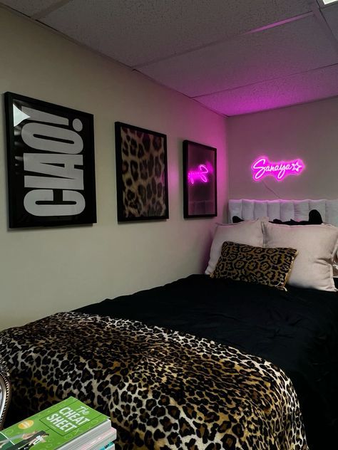 Hot Pink Cheetah Print Room, Bratz Dorm Room, Dorm Corner Ideas, Dorm Room Ideas Pink And Black, Black And Light Pink Bedroom Ideas, Dorm Door Ideas College, Cheetah Print Wallpaper Bedroom, Brick Dorm Room Ideas, Room Inspo Queen Bed