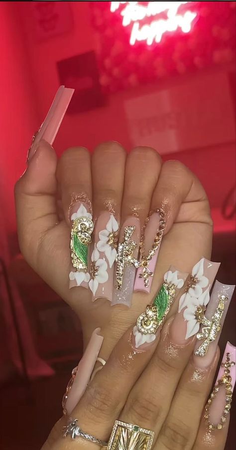 Buchi Fresa Nails Pink, Long Acrylic Nails For School, Pink San Judas Nails, Pink Virgencita Nails, Birthday Nail Set Ideas Virgo, Latina Nail Designs Pink, Latina Acrylic Nails, Nails Mexican, Mexican Nails