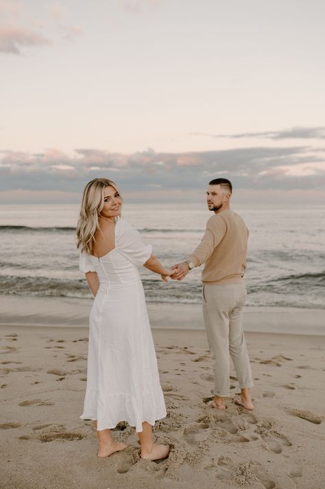 White Dress Engagement Pictures, Engagement Picnic, Pre Wedding Praia, Engagement Photo Shoot Beach, Engagement Pictures Beach, Beach Photo Session, Fall Beach, Beach Engagement Photoshoot, Cute Engagement Photos