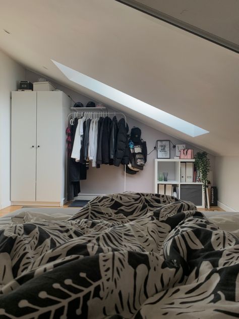 Attic Room Ideas Aesthetic, Bedroom Attic Slanted Walls, Room With Roof Sloping, Roof Room Ideas, Attic Bedroom Layout, Pitched Roof Bedroom, Small Slanted Ceiling Bedroom, Attic Room Ideas Slanted Walls, Slanted Roof Bedroom