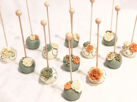 Rustic Cake Pops Ideas, Terracotta Cake Pops, Fall Wedding Cake Pops Ideas, Wildflower Cake Pops, Cake Pop Wedding Display, Wildflowers Cake, Boho Desserts, Boho Cake Pops, Floral Cake Pops