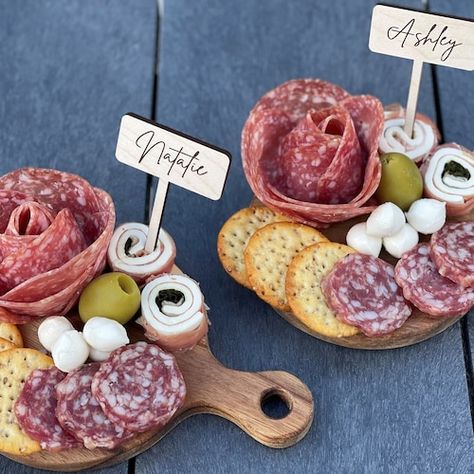 Charcuterie Board Set Up, Charcuterie Labels, Individual Charcuterie, Mini Charcuterie, Charcuterie Cups, Charcuterie Board Meats, Plateau Charcuterie, Cheese Markers, Decorações Com Comidas