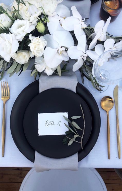 Black Wedding Place Settings, Bridesmaid Announcement, Round Table Settings, Wedding Plate Setting, Round Wedding Tables, Wedding Centerpieces Mason Jars, Black And White Wedding Theme, Bear Wedding, White Roses Wedding